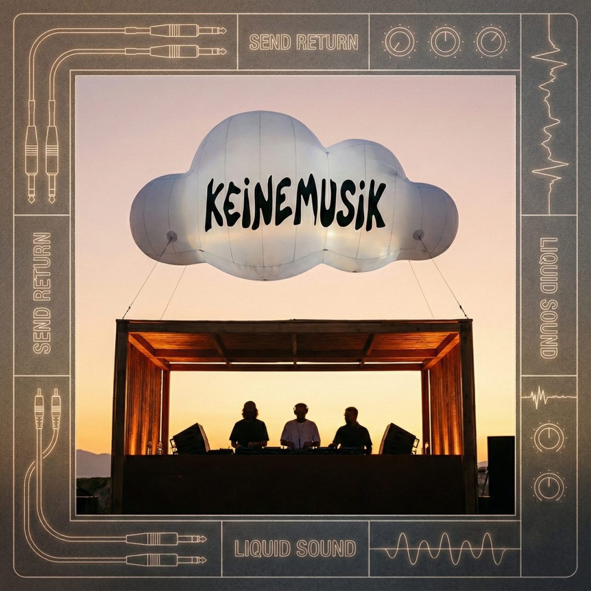 Il DJ booth dei Keinemusik sotto l'iconica nuvola gonfiabile al tramonto, con una cornice grafica tecnica che richiama il loro setup ibrido e il 'Liquid Sound'.
