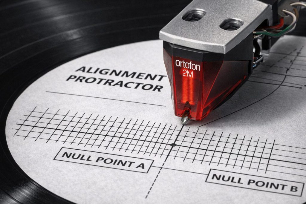 Allineamento del Giradischi. Macro fotografia tecnica di una testina Ortofon 2M Red allineata su una dima di calibrazione per giradischi, con stilo posizionato sul punto “Null Point”. L’immagine mostra la corretta regolazione della testina su vinile per alta fedeltà audio, contenuto tecnico realizzato per Fader Space.
