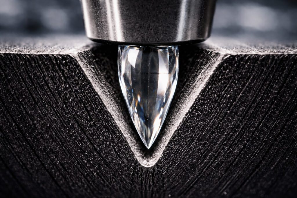 Il diamante presenta una geometria complessa e allungata, con ampia area di contatto verticale sulle pareti del solco senza raggiungere il fondo, dimostrando precisione, controllo e fedeltà di lettura. Contenuto tecnico realizzato per Fader Space.